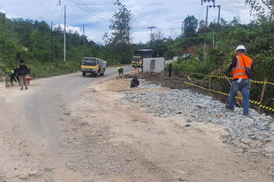 Proses Perbaikan, Jalan Amblas di Kampar Masih Buka Tutup