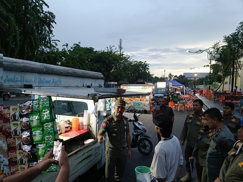 Ganggu Pengguna Jalan, Satpol Beri Ultimatum PKL di Kawasan Masjid Agung Annur