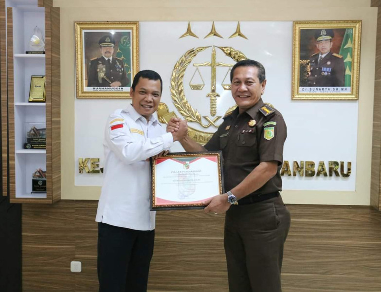 Selamatkan Keuangan Daerah, Kepala BPKAD Yulianis Dampingi Pj Wako Berikan Apresiasi Kejari Pekanbaru
