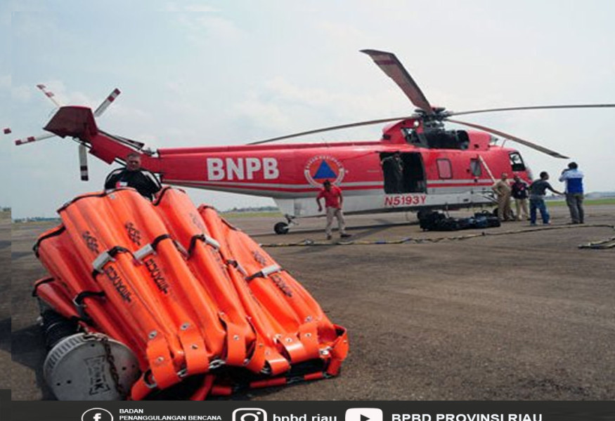 Atasi Karhutla di Pasir Limau Kapas Rohil, 2 Helikopter Water Bombing Dikerahkan