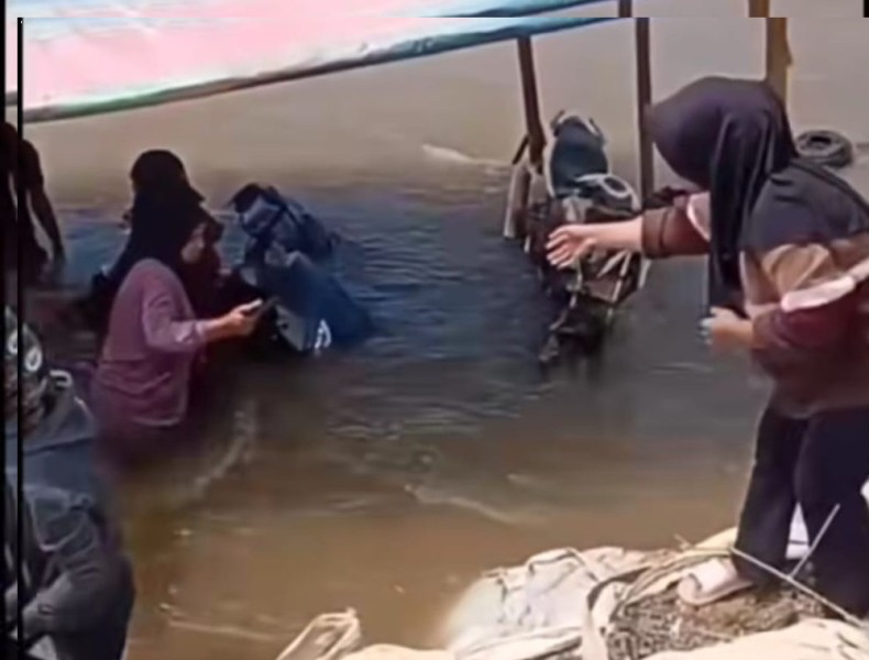 Rakit Penyeberangan di Sungai Rokan Tenggelam, Angkut 18 Penumpang dan 9 Motor