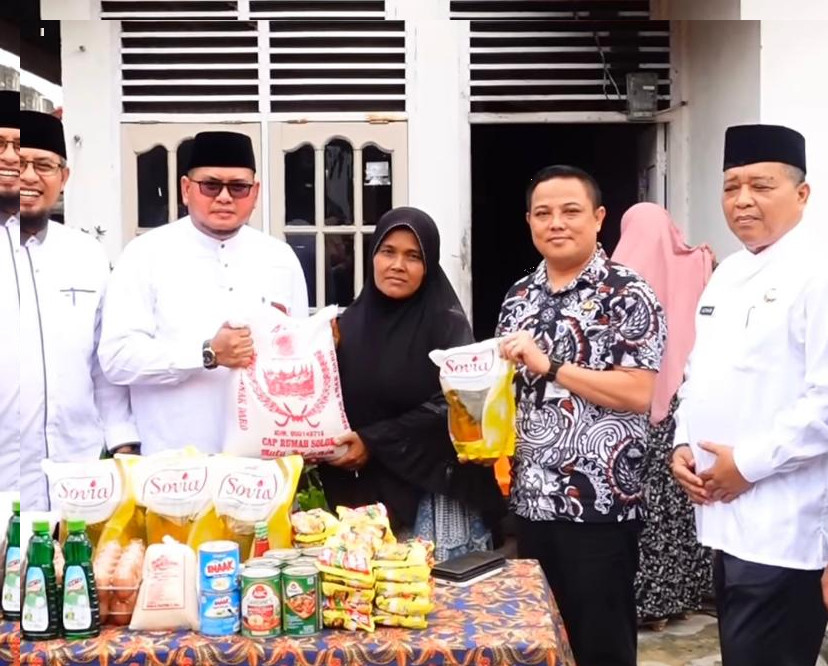 Sekcam Bukit Raya Dampingi UIR Dan LBP2AR Salurkan Bantuan Jumat Barkah Kepada Masyarakat