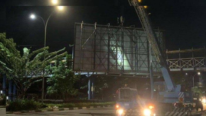 Penertiban Tiang Reklame di Jalan Jenderal Sudirman Pekanbaru Terus Berlanjut