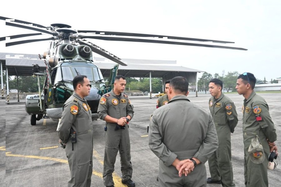 Dukung Operasi Kemanusiaan Helikopter TNI AU Pantau Banjir di Pelalawan