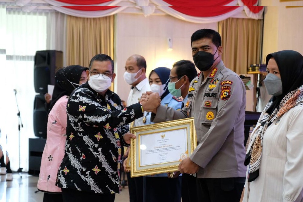 Kapolda Riau Terima Penghargaan Komitmen Pemenuhan Hak Anak