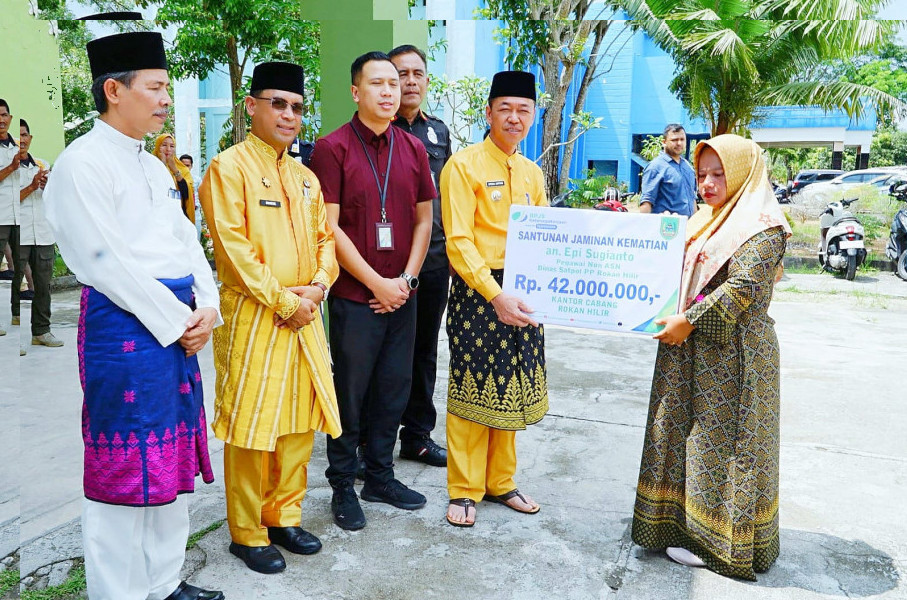 Bupati Rohil Serahkan Santunan BPJS Kepada Almarhum Pegawai Satpol PP