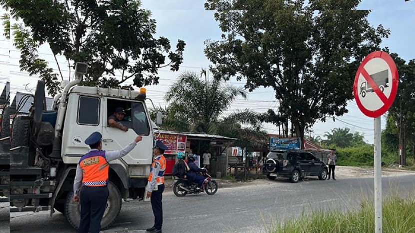 Dishub Tempatkan Personel di Simpang Rambu Larangan Masuk Truk Tonase Besar