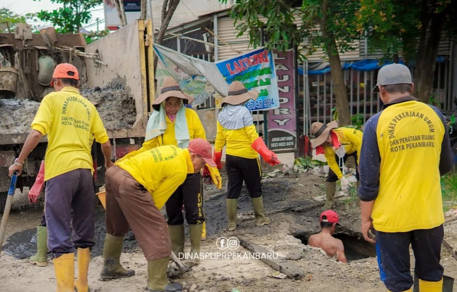 Cegah Banjir, Pasukan Kuning OP SDA Bersihkan Drainase Jalan Dharma Bakti