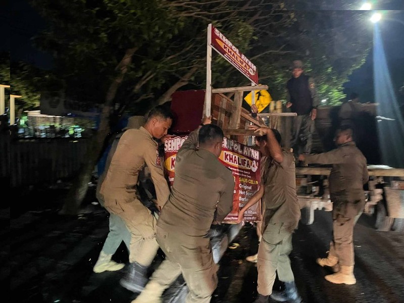 Peringatan Diabaikan, Gerobak PKL di Pekanbaru Berakhir di Truk Satpol PP