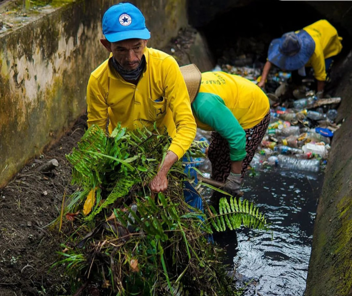Dinas PUPR Pekanbaru Bersih Drainase Jalan Cut Nyak Dien Dari Sampah