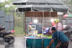 Sore Hingga Dini Hari,  Hujan Disertai Angin Kencang Bakal Mengguyur Riau