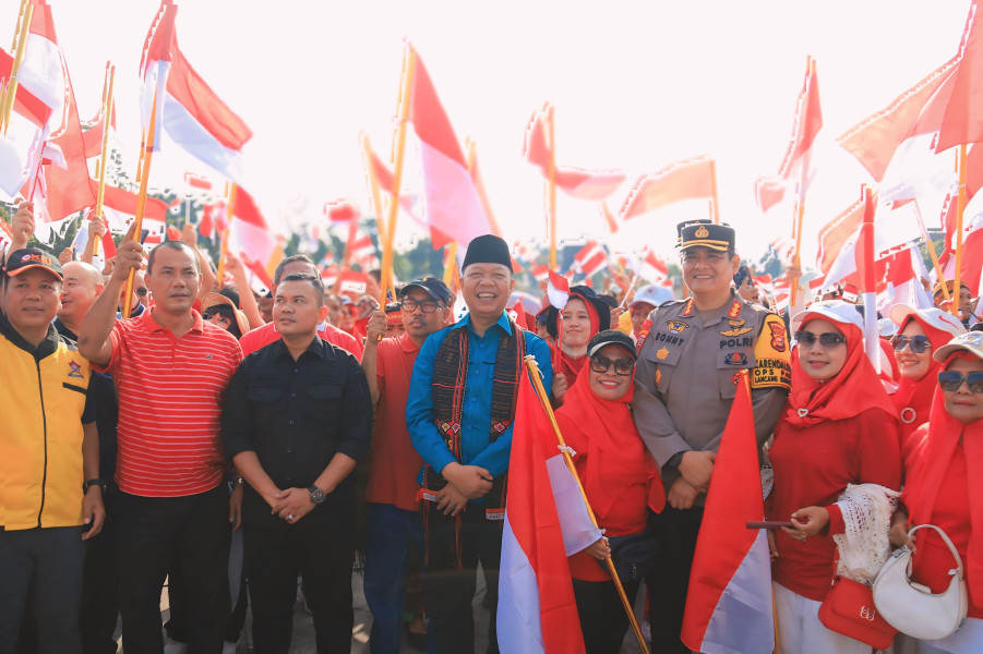 Sekdako Pekanbaru Hadiri Pencanangan Gerakan Pembagian Bendera Merah Putih di Riau