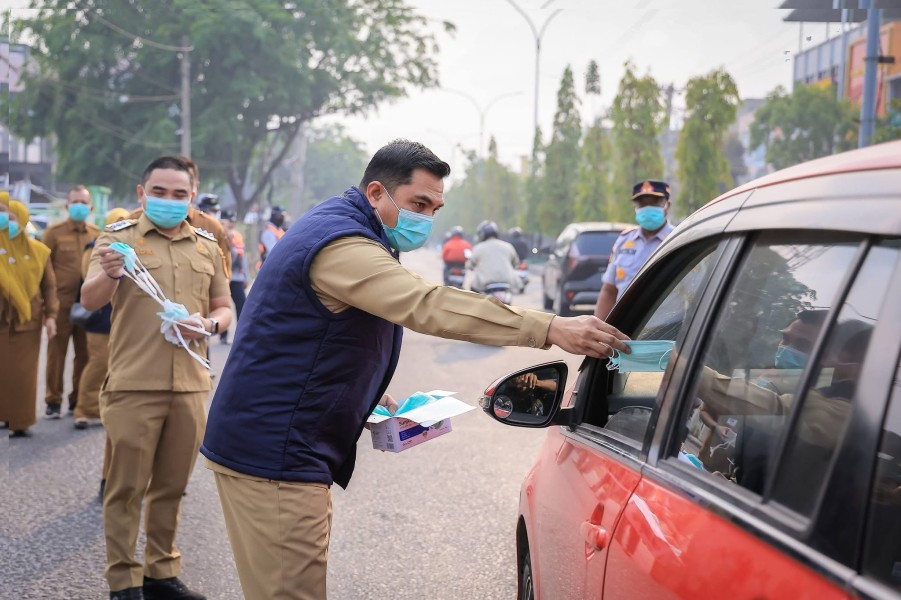 Udara Pekanbaru Sangat Tidak Sehat, Pemko Bagikan Masker
