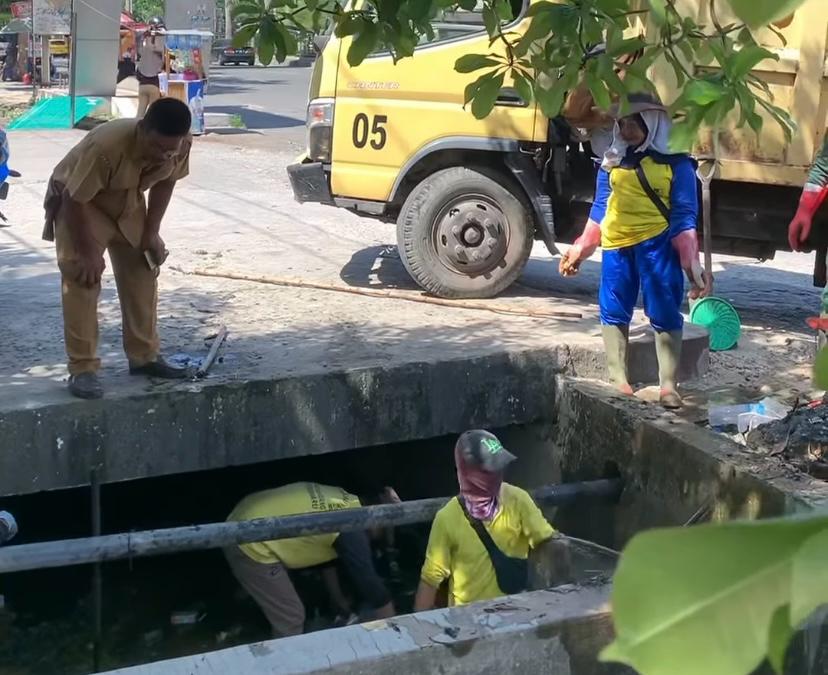 Cegah Banjir, Dinas PUPR Pekanbaru Normalisasi Drainase Jalan Jendral Sudirman