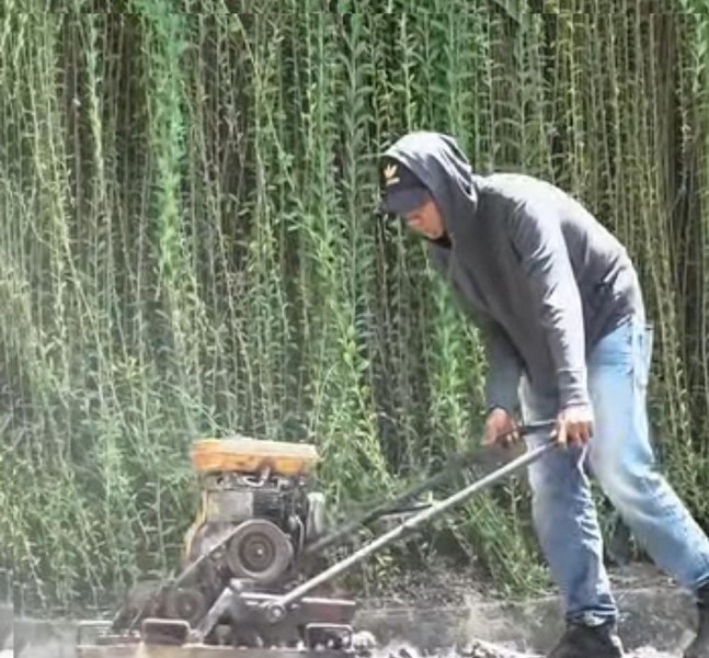 Dinas PUPR Pekanbaru Tambal 9 Titik Jalan Rusak di Jalan Gunung Sahilan