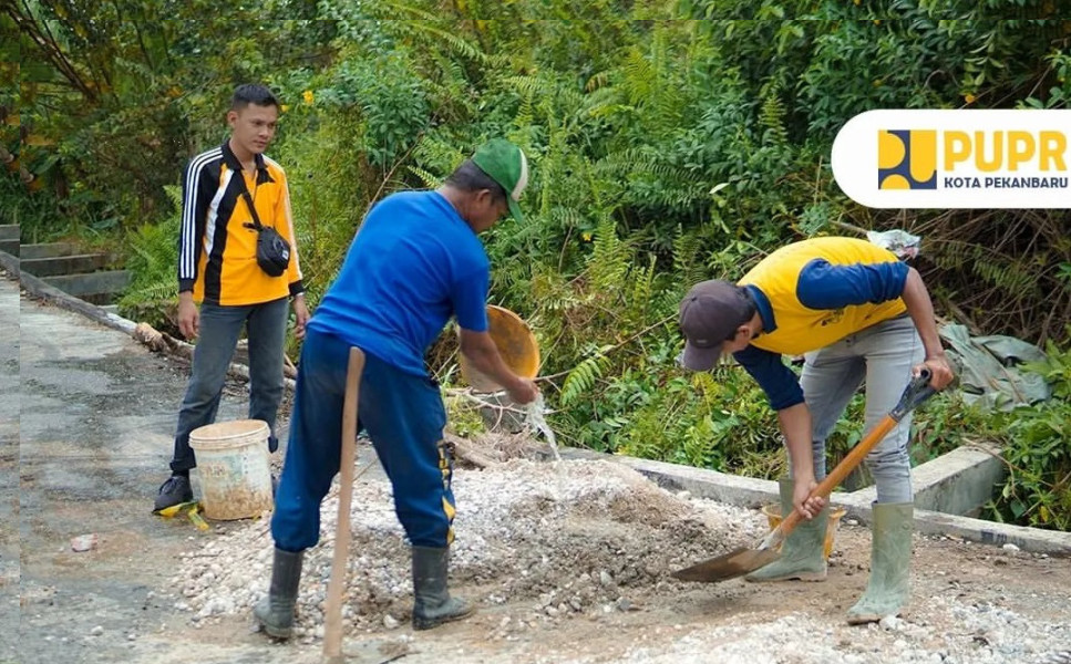 Akibat Erosi, Tim Dinas PUPR Pekanbaru Tangani Jalan Amblas