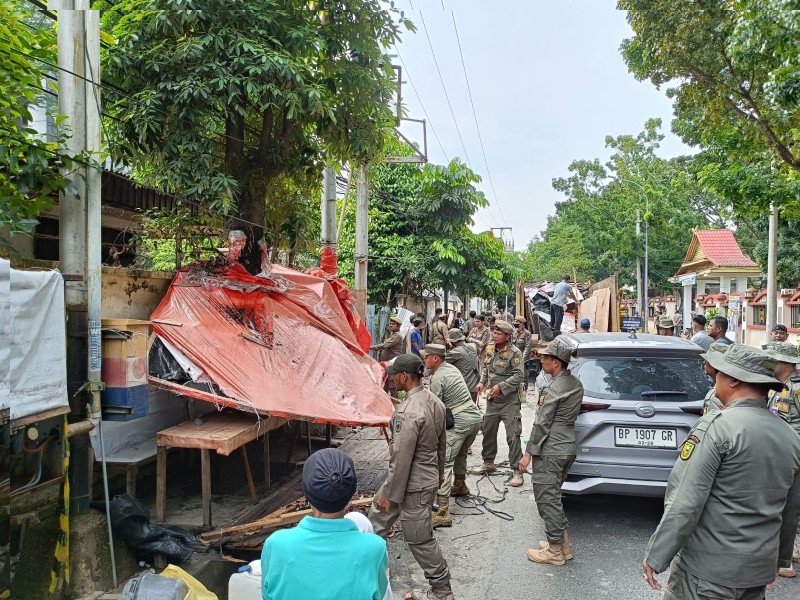 Satpol PP Bongkar Puluhan Bangunan Liar di Samping RSUD Arifin Achmad
