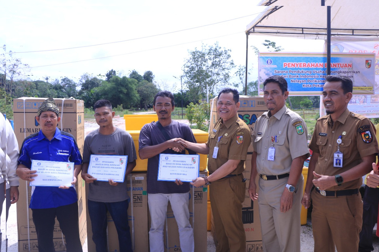 Delapan KUB Terima Bantuan Sarana Penyimpanan Ikan