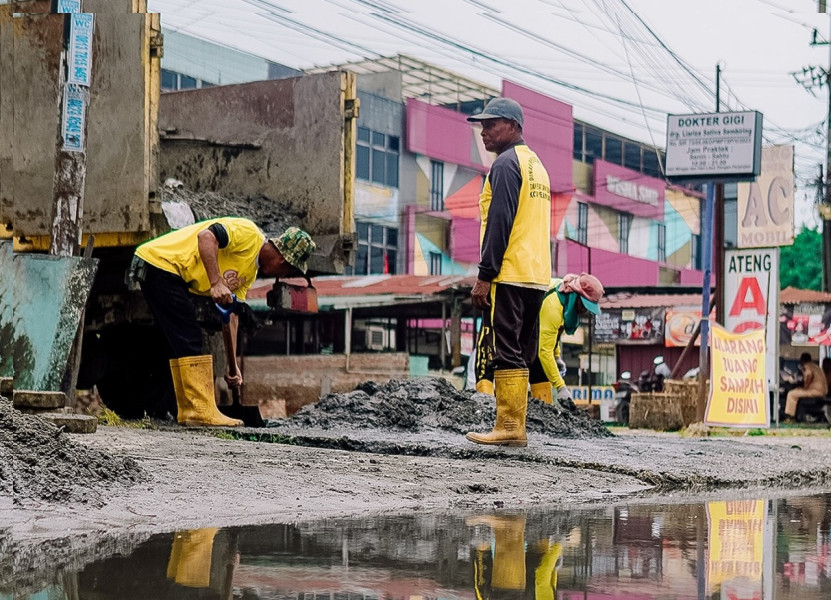 Cegah Banjir, Dinas PUPR Pekanbaru Normalisasi Drainase Jalan HR Soebrantas
