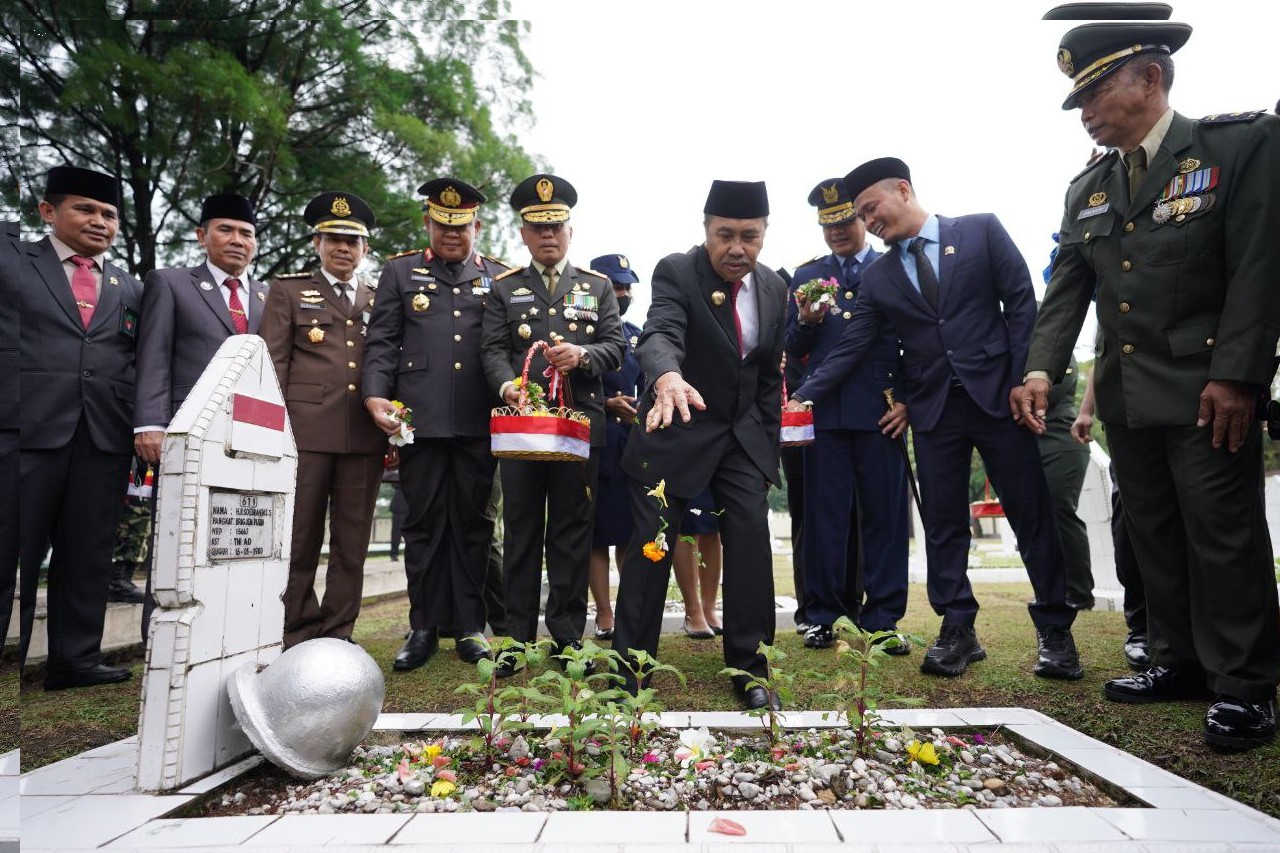 Gubri Gelar Upacara Peringatan Hari Pahlawan di TMP Kusuma Dharma Pekanbaru