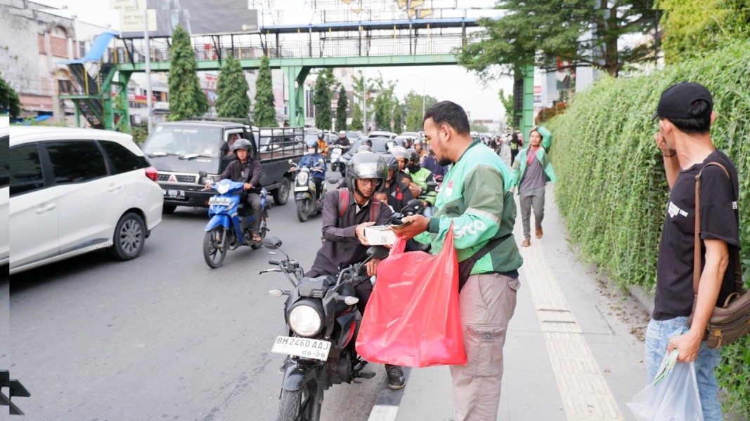 Ngabuburit, Mitra Grab  Bagikan Ratusan Takjil di Pekanbaru