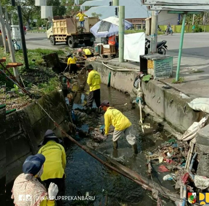 Tumpukan Sampah Penuhi Saluran Drainase, Ini Komentar Kadis PUPR Pekanbaru