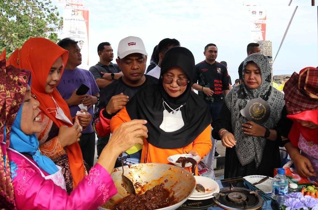 Rakernas Apeksi 2022, Sekdako Pekanbaru Bersama Istri Ikuti Marandang dan Membuat Teh Talua