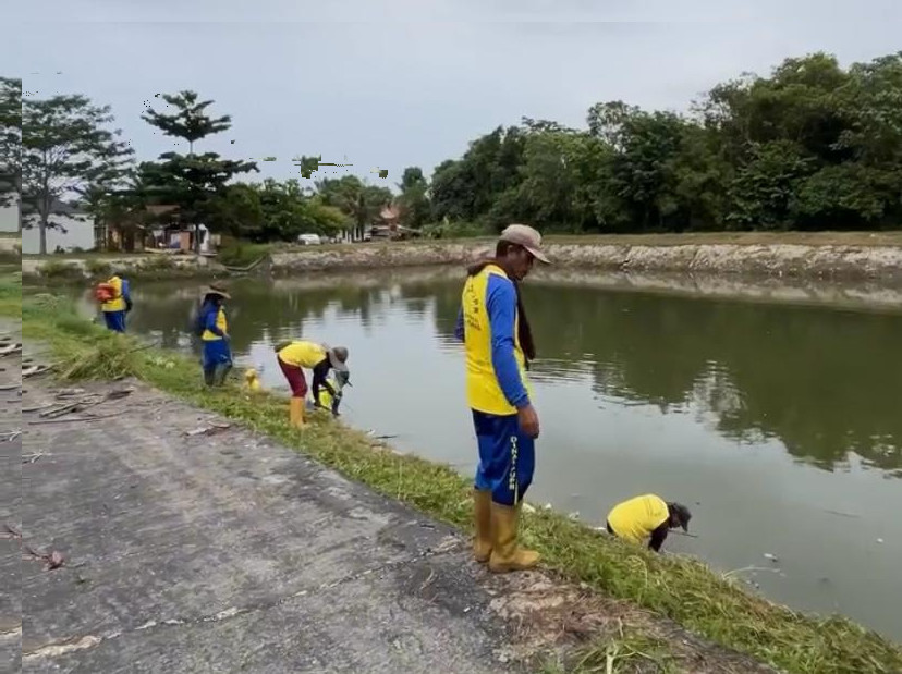 Antisipasi Banjir, Pasukan Kuning Dinas PUPR Kota Pekanbaru Lakukan Pembersihan  Waduk Cipta Karya