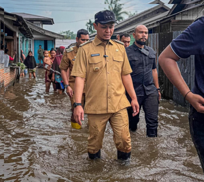 Walikota Pekanbaru Tinjau Warga Korban Banjir Dilokasi Ini