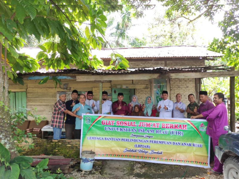 Serahkan Bantuan Di Kelurahan Air Dingin, Camat Bukit Raya Dampingi Wakil Rektor III UIR