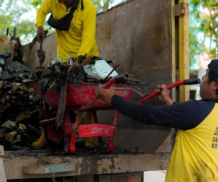 Cegah Banjir, Tim Pasukan Kuning PUPR Bersihkan Drainase Jalan Cipta Karya